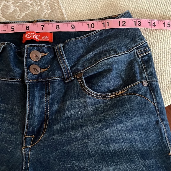 Astor Denim Junior Jeans Size 7 in EUC - Picture 5 of 7